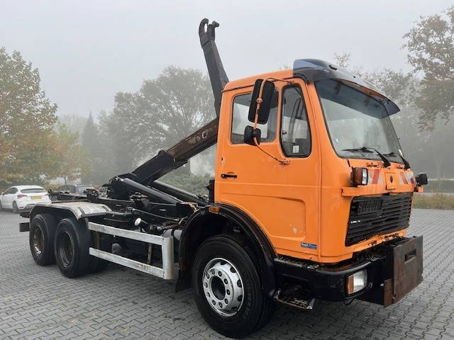 Mercedes-Benz 2124 2219 6x4 - Камион со кука за подигање: слика 1 Mercedes-Benz 2124 2219 6x4 - Камион со кука за подигање: слика 1