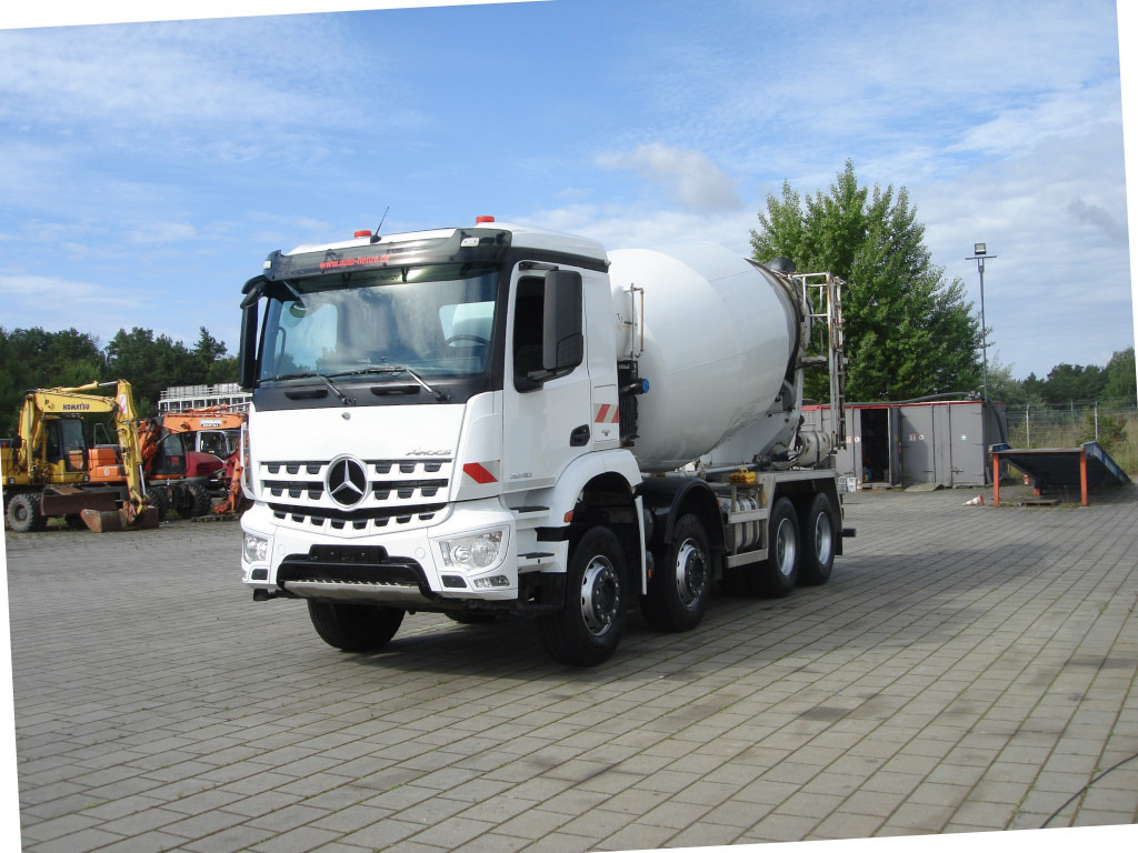 MERCEDES-BENZ Arocs 3240 B 8x4 Betonmischer Deutsch Top AP Achsen - Камион: слика 2 MERCEDES-BENZ Arocs 3240 B 8x4 Betonmischer Deutsch Top AP Achsen - Камион: слика 2