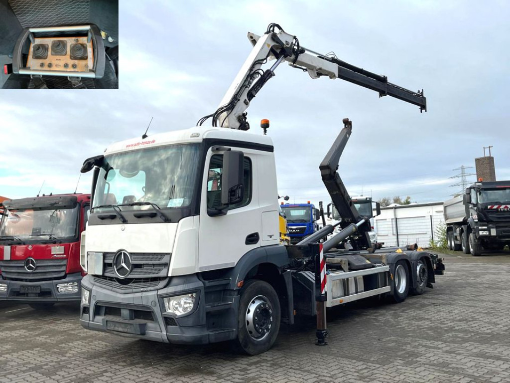 MERCEDES-BENZ Antos 2543 L 6x2 Abrollkipper mit Kran Funk+Greiferst. - Камион со кука за подигање, Камион со кран: слика 1 MERCEDES-BENZ Antos 2543 L 6x2 Abrollkipper mit Kran Funk+Greiferst. - Камион со кука за подигање, Камион со кран: слика 1