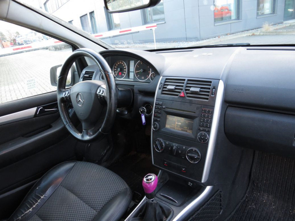 MERCEDES-BENZ Mercedes-Benz A-KLASSE PKW 200 Avantgarde - Автомобил: слика 5 MERCEDES-BENZ Mercedes-Benz A-KLASSE PKW 200 Avantgarde - Автомобил: слика 5