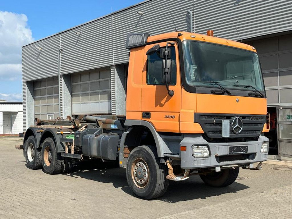 Mercedes-Benz Actros 3336 AK 6x6 Abrollkipper org. nur 84TKM - Камион со кука за подигање: слика 2 Mercedes-Benz Actros 3336 AK 6x6 Abrollkipper org. nur 84TKM - Камион со кука за подигање: слика 2