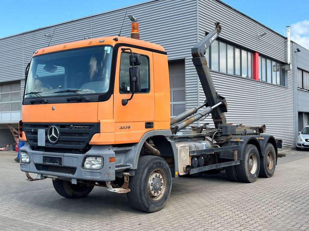 Mercedes-Benz Actros 3336 AK 6x6 Abrollkipper org. nur 84TKM - Камион со кука за подигање: слика 1 Mercedes-Benz Actros 3336 AK 6x6 Abrollkipper org. nur 84TKM - Камион со кука за подигање: слика 1
