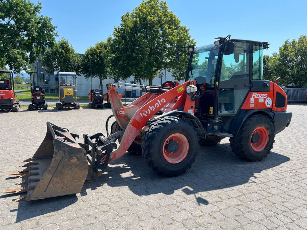 Kubota R 085, Bj 19, 1820 BH, SWE, Schaufel, Gabel - Натоварувач на тркала: слика 1 Kubota R 085, Bj 19, 1820 BH, SWE, Schaufel, Gabel - Натоварувач на тркала: слика 1