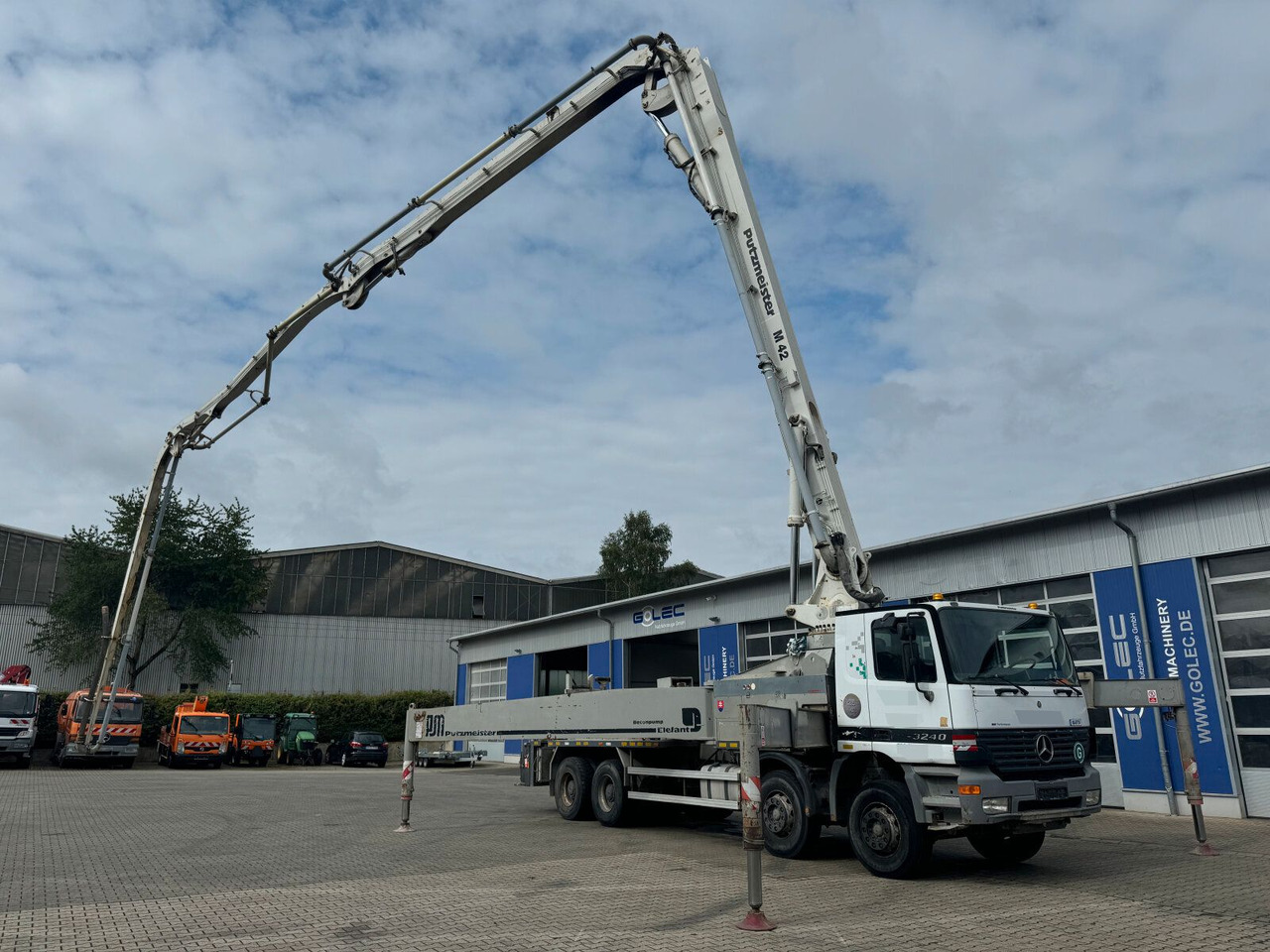 Mercedes-Benz ACTROS 3240 8x4 Betonpumpe PUTZMEISTER BSF 42 M - Камион со бетонска пумпа: слика 2 Mercedes-Benz ACTROS 3240 8x4 Betonpumpe PUTZMEISTER BSF 42 M - Камион со бетонска пумпа: слика 2