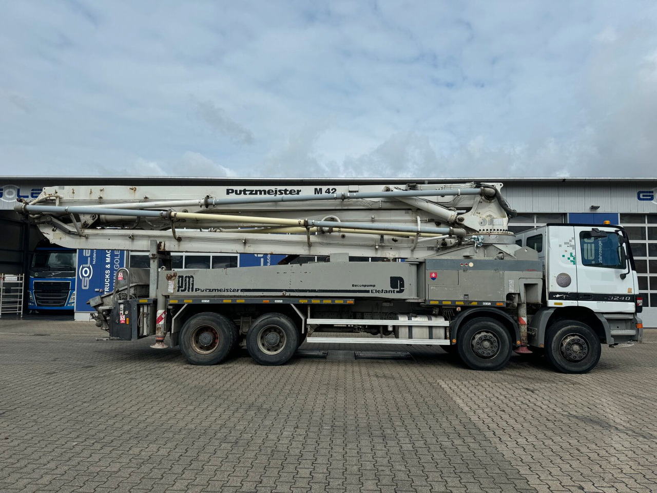 Mercedes-Benz ACTROS 3240 8x4 Betonpumpe PUTZMEISTER BSF 42 M - Камион со бетонска пумпа: слика 4 Mercedes-Benz ACTROS 3240 8x4 Betonpumpe PUTZMEISTER BSF 42 M - Камион со бетонска пумпа: слика 4
