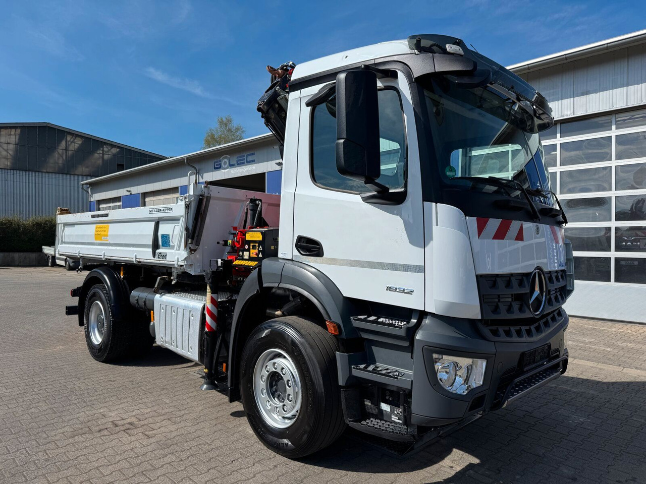 Mercedes-Benz AROCS 1832 4x2 Euro 6 Kipper Kran FASSI F120FB - Камион со кран: слика 1 Mercedes-Benz AROCS 1832 4x2 Euro 6 Kipper Kran FASSI F120FB - Камион со кран: слика 1