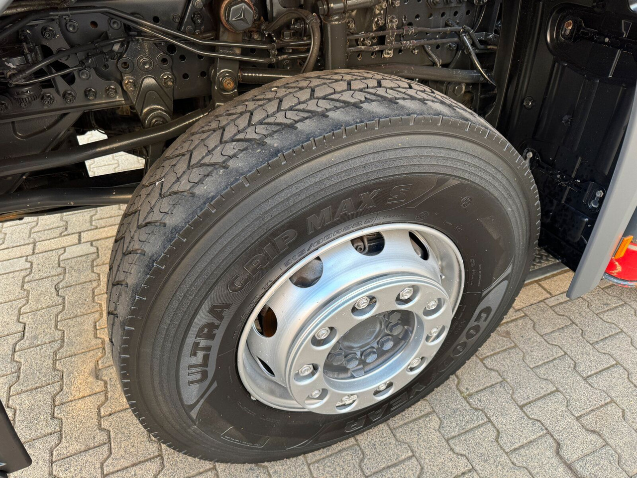 Камион со бетонска пумпа Mercedes-Benz AROCS 3243 8x4 Euro 6 Pumi Putzmeister TMM 24-3: слика 27