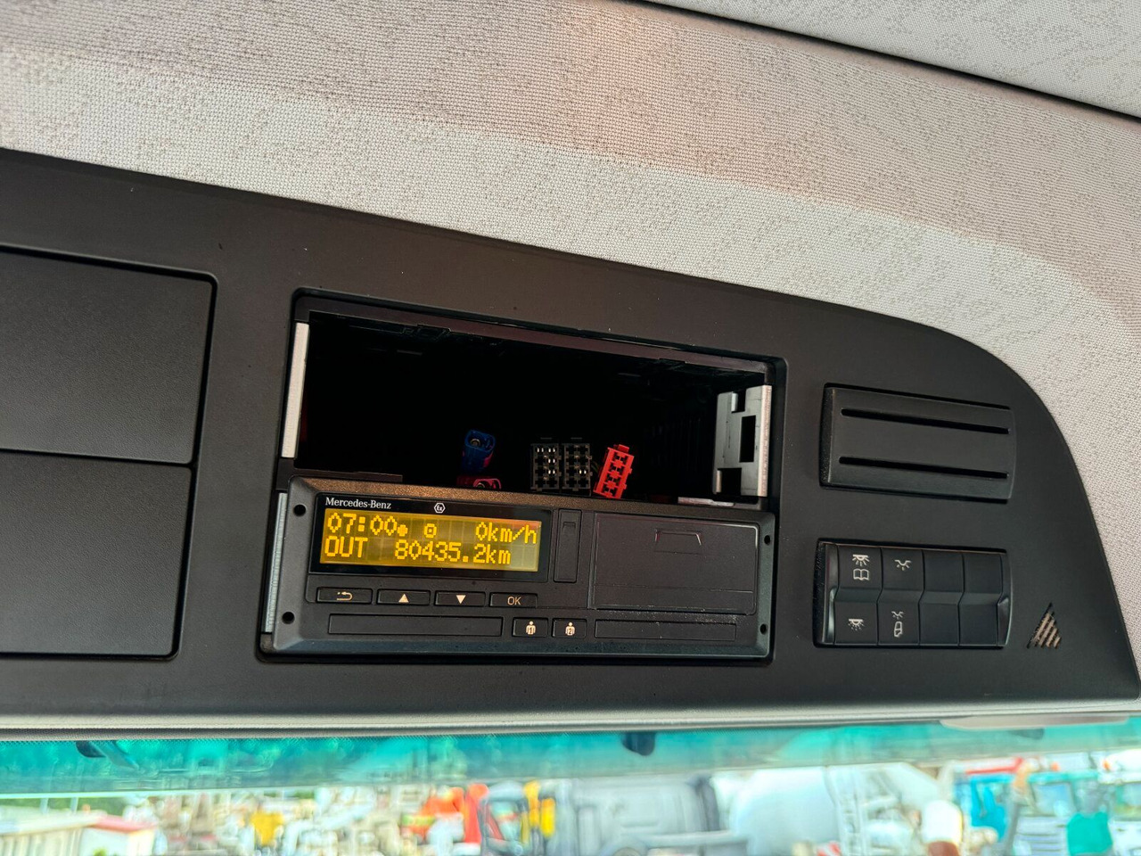Камион со бетонска пумпа Mercedes-Benz AROCS 3243 8x4 Euro 6 Pumi Putzmeister TMM 24-3: слика 22