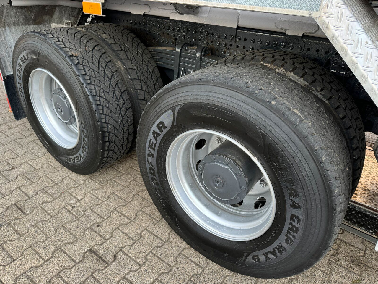 Камион со бетонска пумпа Mercedes-Benz AROCS 3243 8x4 Euro 6 Pumi Putzmeister TMM 24-3: слика 30