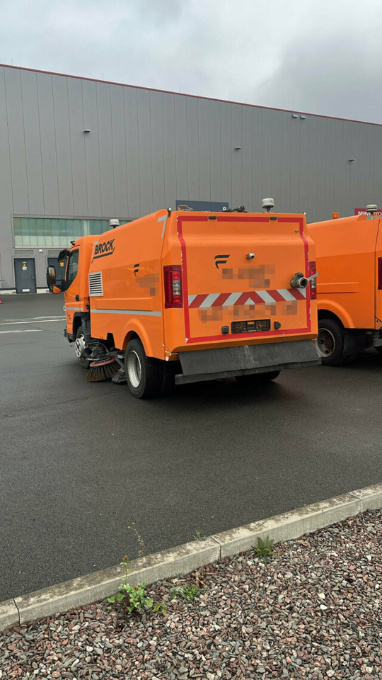 Mitsubishi Canter FUSO Kehrmaschine BROCK SL140 4 m³ - Возило за метење: слика 5 Mitsubishi Canter FUSO Kehrmaschine BROCK SL140 4 m³ - Возило за метење: слика 5