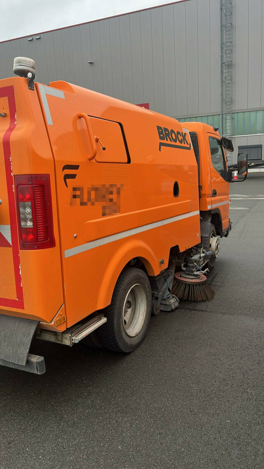 Mitsubishi Canter FUSO Kehrmaschine BROCK SL140 4 m³ - Возило за метење: слика 3 Mitsubishi Canter FUSO Kehrmaschine BROCK SL140 4 m³ - Возило за метење: слика 3