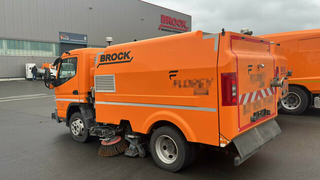 Mitsubishi Canter FUSO Kehrmaschine BROCK SL140 4 m³ - Возило за метење: слика 1 Mitsubishi Canter FUSO Kehrmaschine BROCK SL140 4 m³ - Возило за метење: слика 1