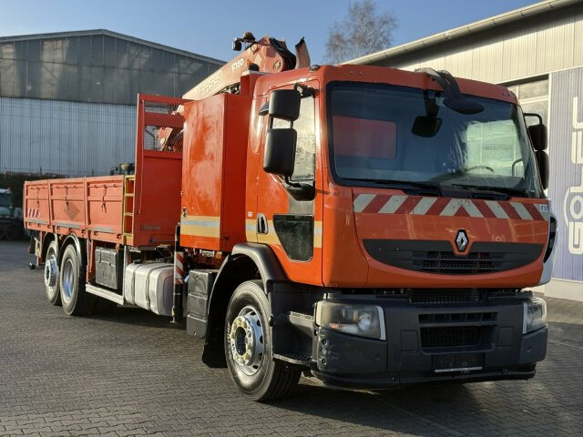 Renault Premium Lander Pritsche mit Kran FASSI - Камион со кран, Камион со платформа: слика 1 Renault Premium Lander Pritsche mit Kran FASSI - Камион со кран, Камион со платформа: слика 1