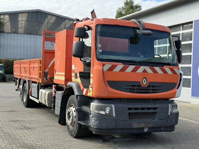 Renault Premium Lander Pritsche mit Kran FASSI - Камион со кран, Камион со платформа: слика 1 Renault Premium Lander Pritsche mit Kran FASSI - Камион со кран, Камион со платформа: слика 1