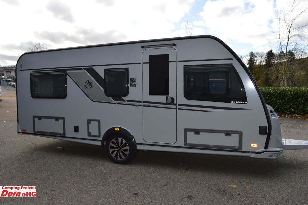 Knaus Südwind 540 UE Black Selection Elektrische Fußbo - Камп приколка: слика 1 Knaus Südwind 540 UE Black Selection Elektrische Fußbo - Камп приколка: слика 1