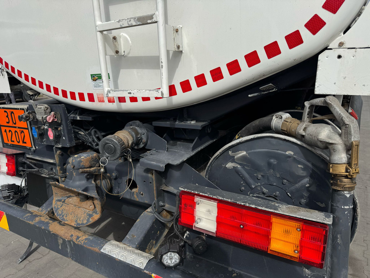 Камион цистерна за транспорт на гориво MERCEDES-BENZ Actros 1844: слика 10