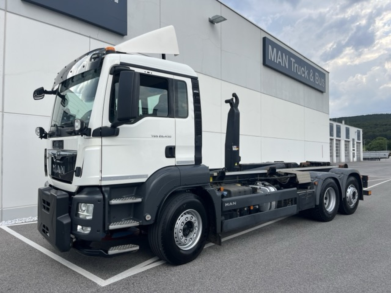 MAN TGS 26.430 6x2-4 BL Abroller VDL, Schneepflugpatte - Камион со кука за подигање: слика 1 MAN TGS 26.430 6x2-4 BL Abroller VDL, Schneepflugpatte - Камион со кука за подигање: слика 1