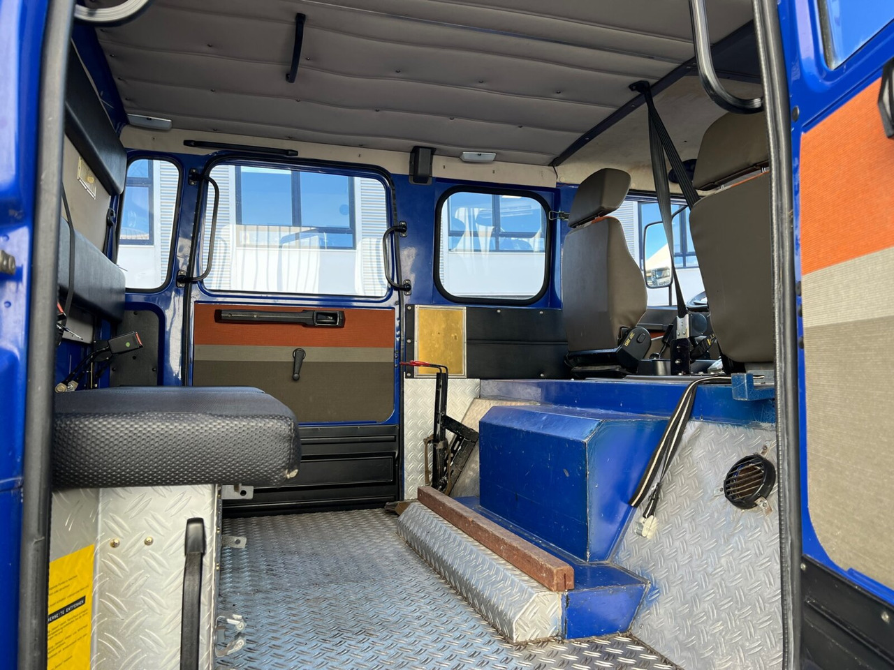 120-23 AW 4x4 Doka 120-23 AW 4x4 Doka, V8-Motor, Mannschaftswagen 16 Sitze, Seilwinde - Противпожарен камион: слика 4 120-23 AW 4x4 Doka 120-23 AW 4x4 Doka, V8-Motor, Mannschaftswagen 16 Sitze, Seilwinde - Противпожарен камион: слика 4