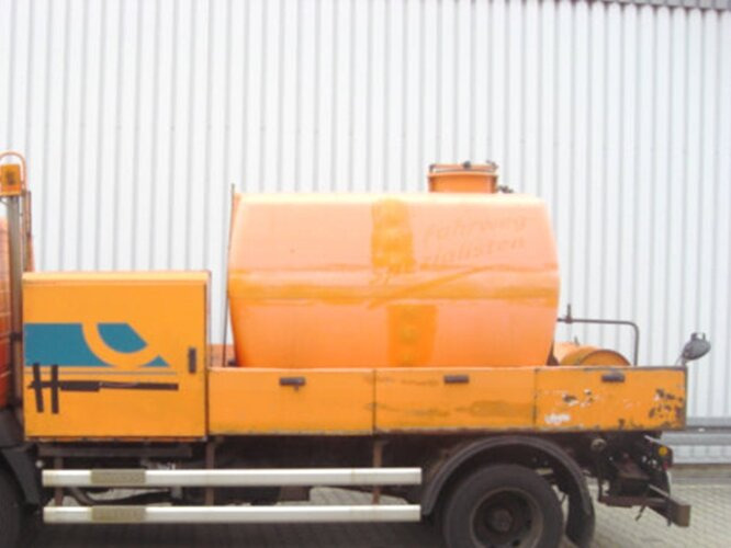 DA22, 5.000 ltr. Tank mit Pumpe Spülaufbau DA22, 5.000 ltr. Tank mit Pumpe - Резервоар за складирање: слика 2 DA22, 5.000 ltr. Tank mit Pumpe Spülaufbau DA22, 5.000 ltr. Tank mit Pumpe - Резервоар за складирање: слика 2