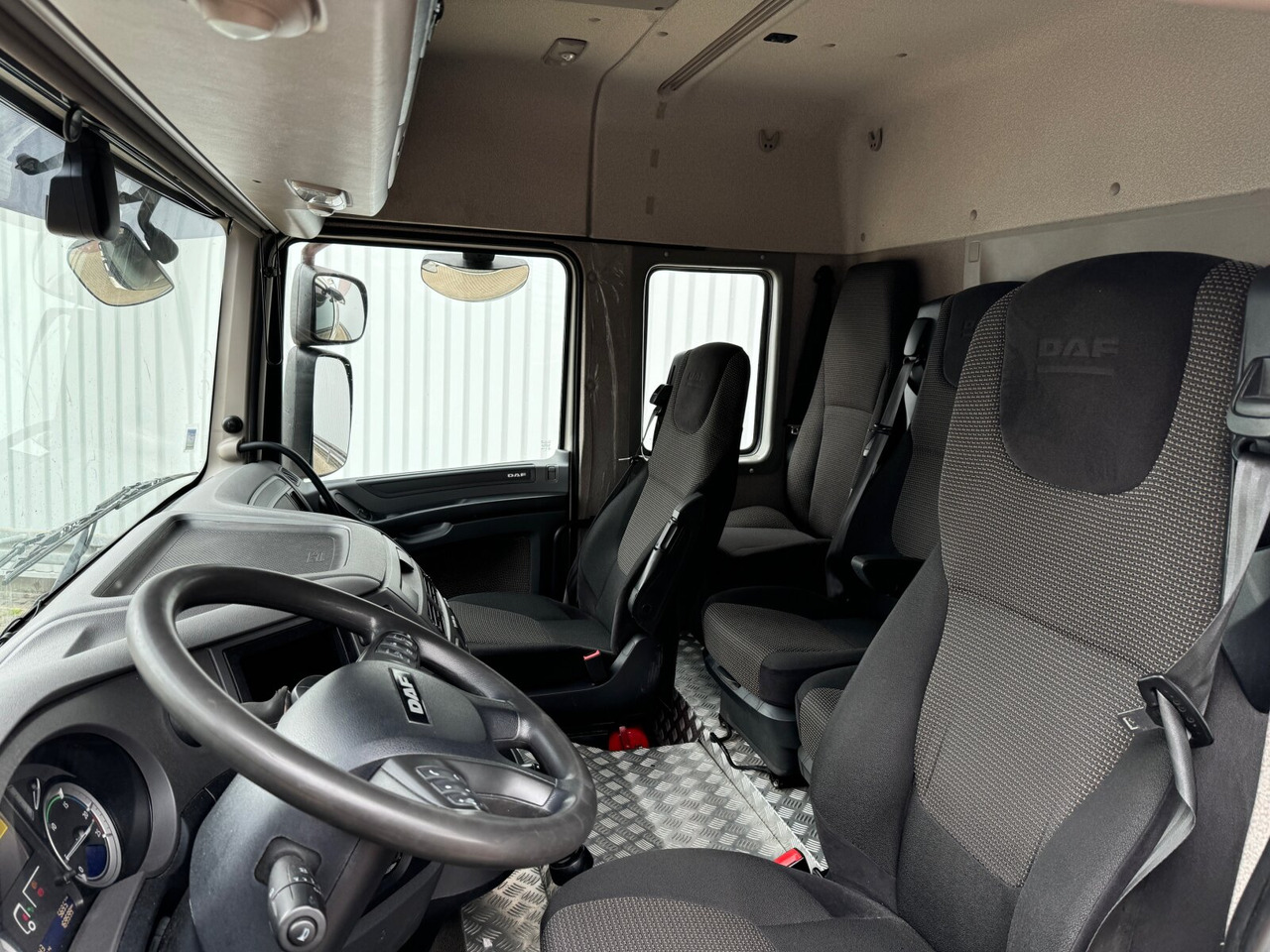 DAF XF 410 FA 4x2 XF 410 FA 4x2, Fahrschule, 2x AHK, 6 Sitze - Камион со платформа: слика 3 DAF XF 410 FA 4x2 XF 410 FA 4x2, Fahrschule, 2x AHK, 6 Sitze - Камион со платформа: слика 3