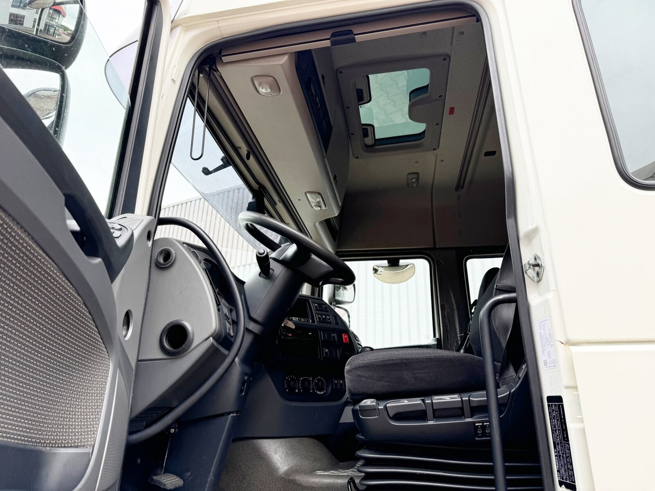 DAF XF 410 FA 4x2 XF 410 FA 4x2, Fahrschule, 2x AHK, 6 Sitze - Камион со платформа: слика 2 DAF XF 410 FA 4x2 XF 410 FA 4x2, Fahrschule, 2x AHK, 6 Sitze - Камион со платформа: слика 2