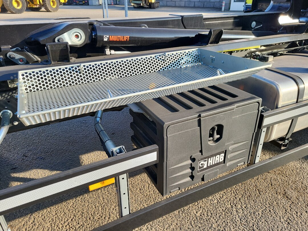 Euro Cargo 180E320 4x2 Euro Cargo 180E320 4x2, HIAB Abroller - Камион со кука за подигање: слика 5 Euro Cargo 180E320 4x2 Euro Cargo 180E320 4x2, HIAB Abroller - Камион со кука за подигање: слика 5