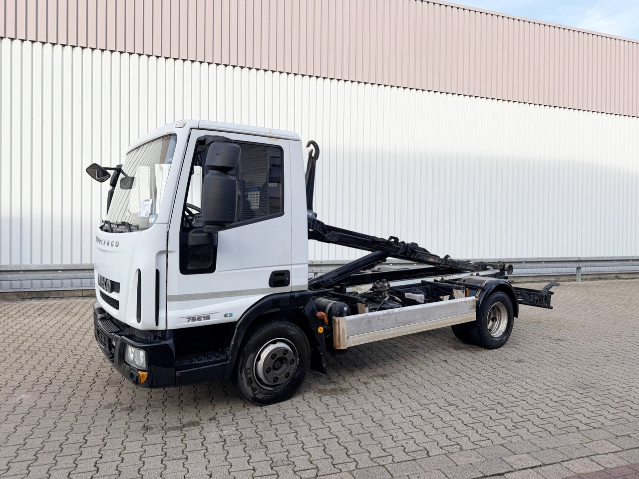 Iveco EuroCargo ML75E16 4x2 EuroCargo ML75E16 4x2, City-Abroller - Камион со кука за подигање: слика 1 Iveco EuroCargo ML75E16 4x2 EuroCargo ML75E16 4x2, City-Abroller - Камион со кука за подигање: слика 1