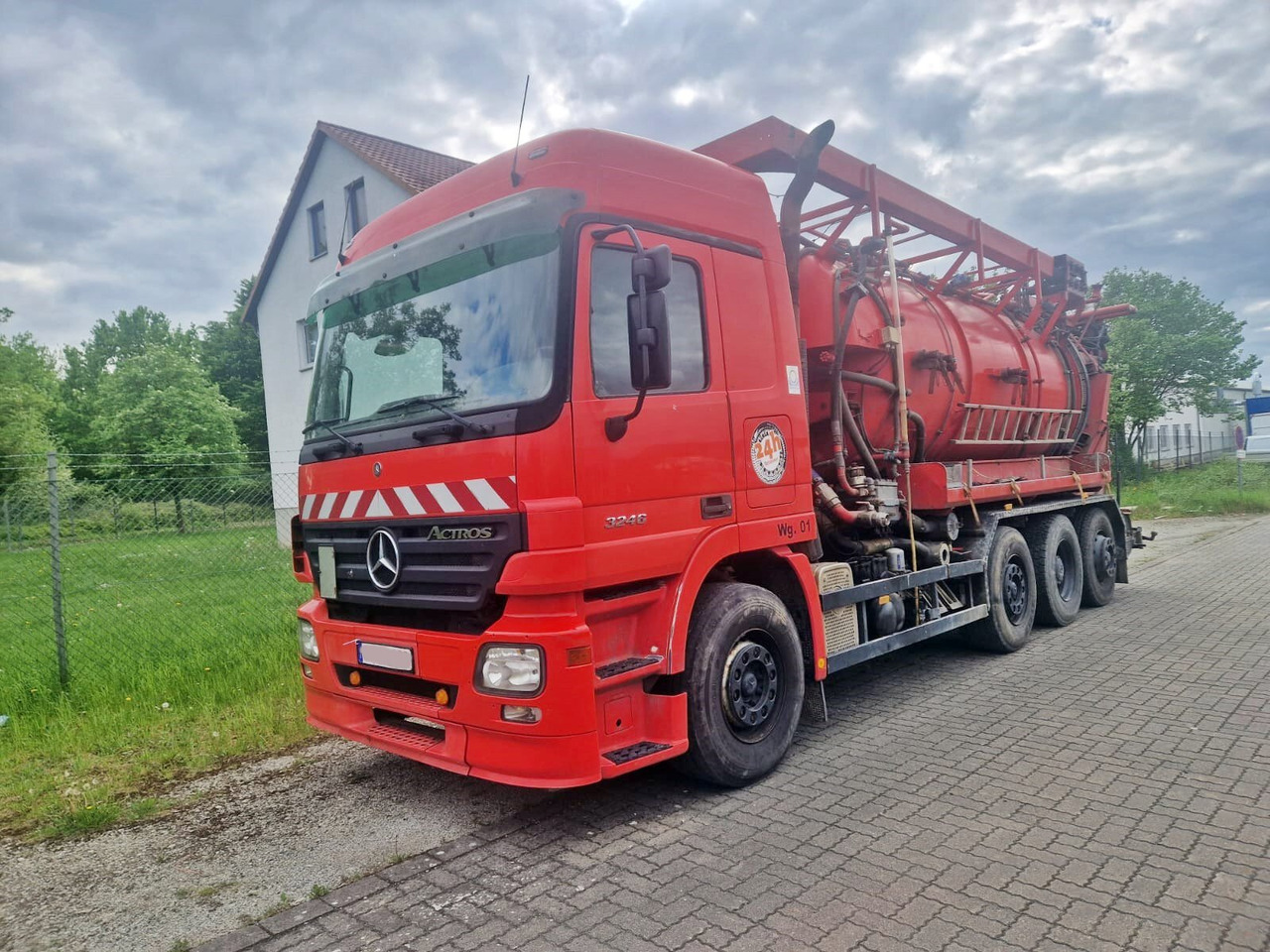 Mercedes-Benz Actros 3246 L 8x2 Actros 3246 L 8x2, Hellmers Saug- und Spülwagen ca. 15m³ - Камион: слика 1 Mercedes-Benz Actros 3246 L 8x2 Actros 3246 L 8x2, Hellmers Saug- und Spülwagen ca. 15m³ - Камион: слика 1