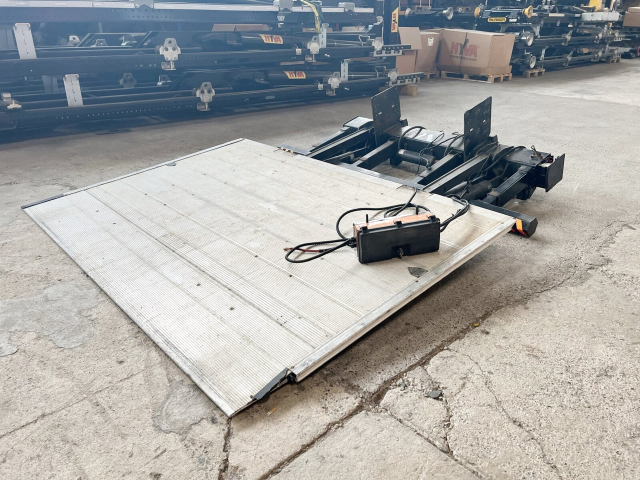 LBW Z 15-150 SA LBW Z 15-150 SA, 1,5t - Заден лифт за утовар за Камион: слика 1 LBW Z 15-150 SA LBW Z 15-150 SA, 1,5t - Заден лифт за утовар за Камион: слика 1