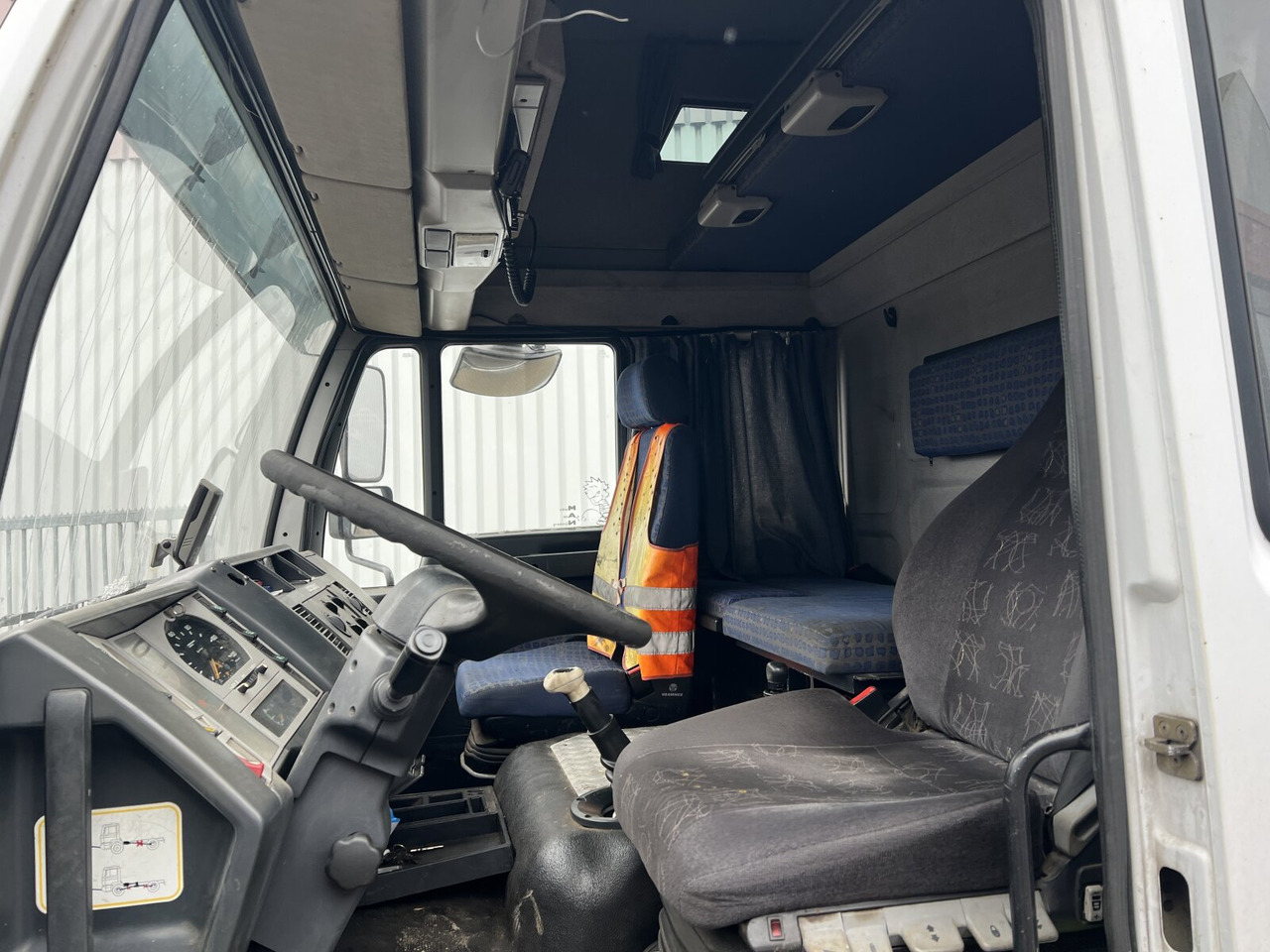 MAN LE 14.280 4x2 L LE 14.280 4x2 L, Maschinentransporter, 2x AHK - Камион со платформа: слика 4 MAN LE 14.280 4x2 L LE 14.280 4x2 L, Maschinentransporter, 2x AHK - Камион со платформа: слика 4