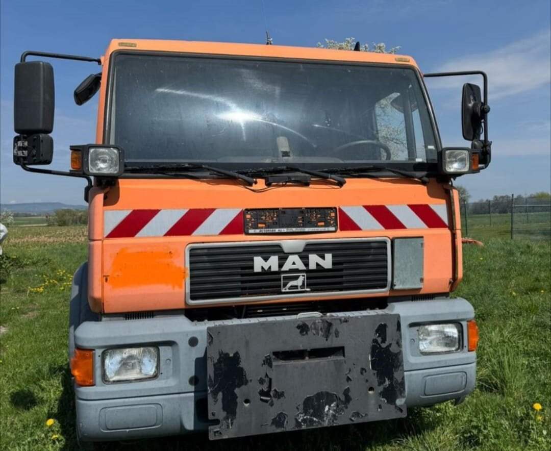 MAN LE 18.280 4x2 LL LE 18.280 4x2 LL, 6-Zylinder, Winterdienstausstattung - Камион со кука за подигање: слика 2 MAN LE 18.280 4x2 LL LE 18.280 4x2 LL, 6-Zylinder, Winterdienstausstattung - Камион со кука за подигање: слика 2