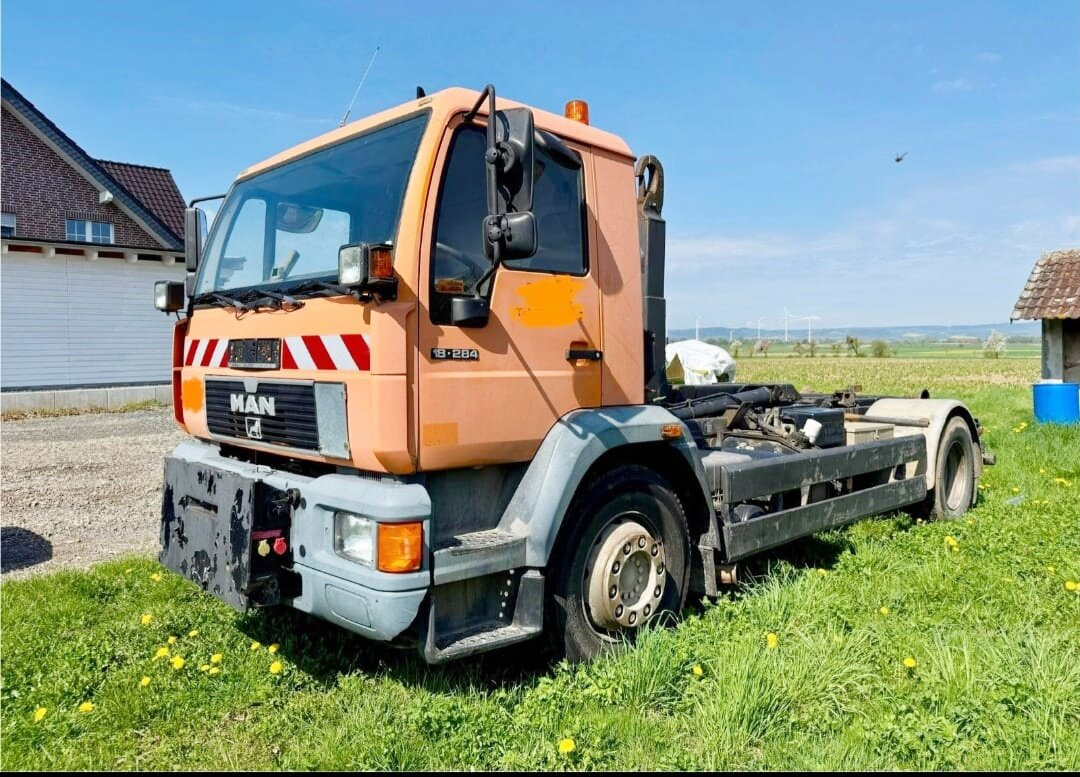 MAN LE 18.280 4x2 LL LE 18.280 4x2 LL, 6-Zylinder, Winterdienstausstattung - Камион со кука за подигање: слика 1 MAN LE 18.280 4x2 LL LE 18.280 4x2 LL, 6-Zylinder, Winterdienstausstattung - Камион со кука за подигање: слика 1