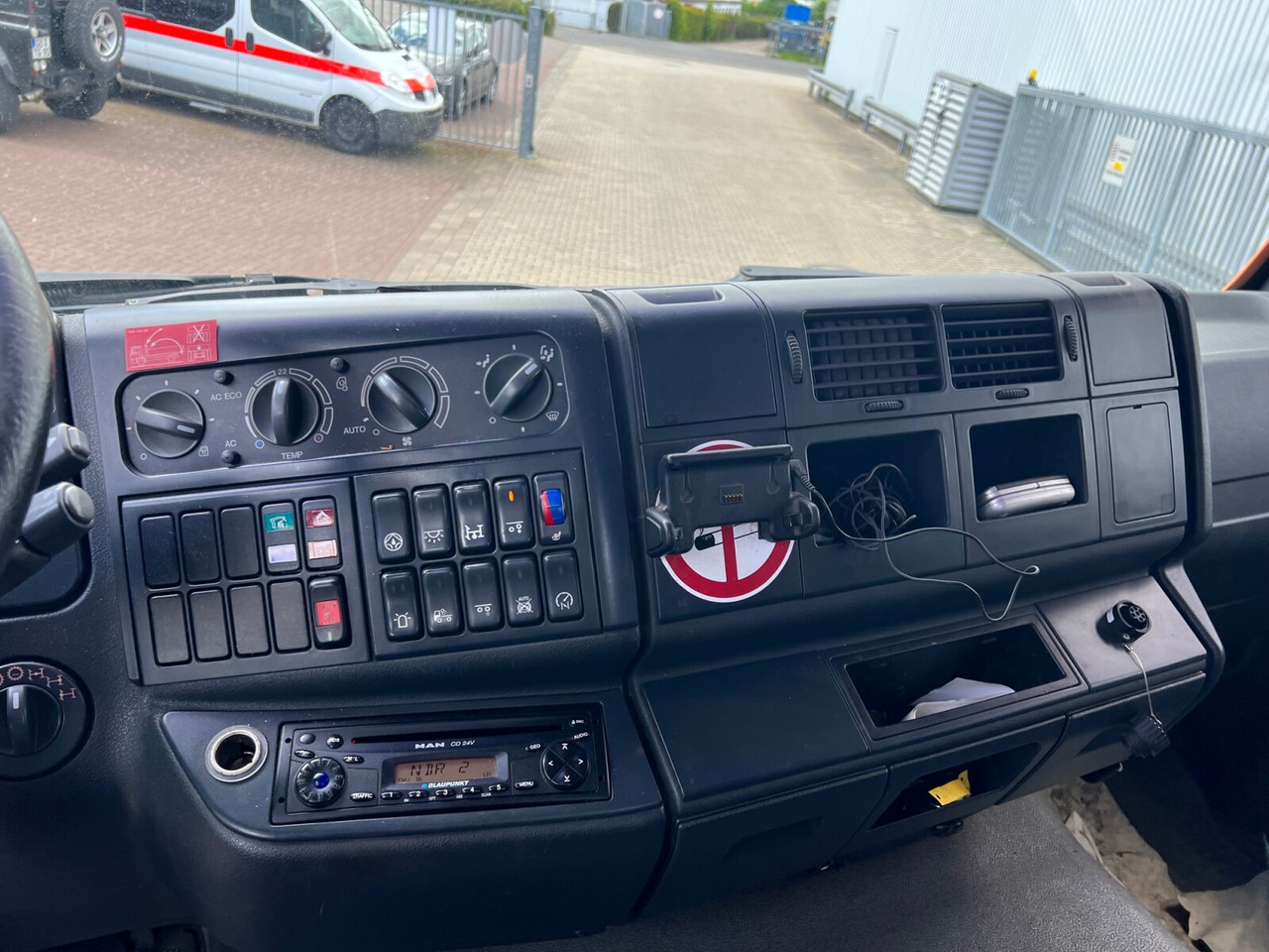 MAN TGA 28.350 6X4-4 BL TGA 28.350 6X4-4 BL, Lift-/Lenkachse, Meiller - Камион со кука за подигање: слика 5 MAN TGA 28.350 6X4-4 BL TGA 28.350 6X4-4 BL, Lift-/Lenkachse, Meiller - Камион со кука за подигање: слика 5
