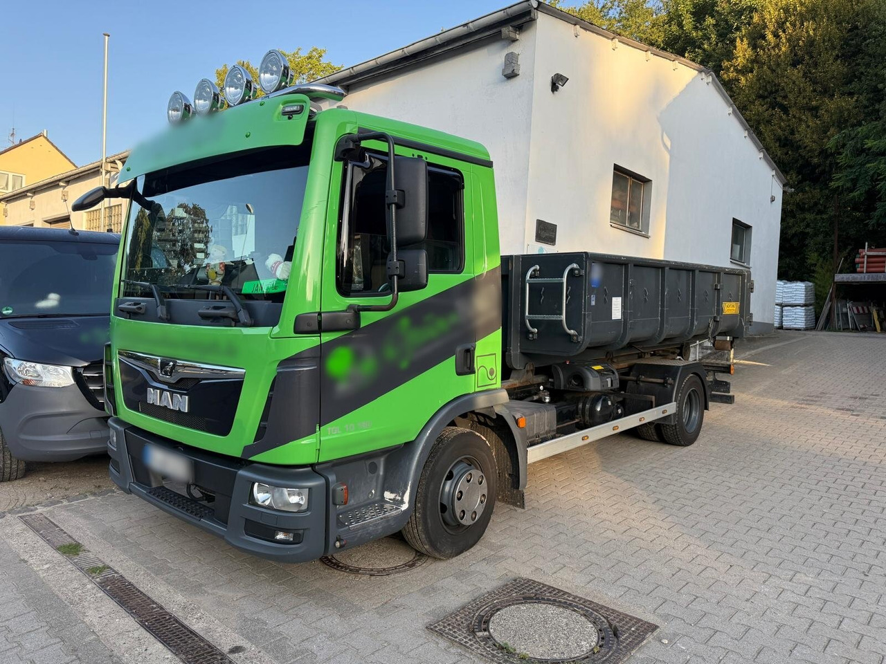 MAN TGL 10.180 4x2 BL TGL 10.180 4x2 BL City-Abrollkipper - Камион со кука за подигање: слика 1 MAN TGL 10.180 4x2 BL TGL 10.180 4x2 BL City-Abrollkipper - Камион со кука за подигање: слика 1