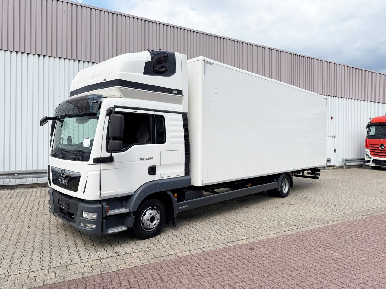 MAN TGL 12.220 4x2 BL TGL 12.220 4x2 BL, TopSleeper, Navi - Камион сандучар: слика 1 MAN TGL 12.220 4x2 BL TGL 12.220 4x2 BL, TopSleeper, Navi - Камион сандучар: слика 1