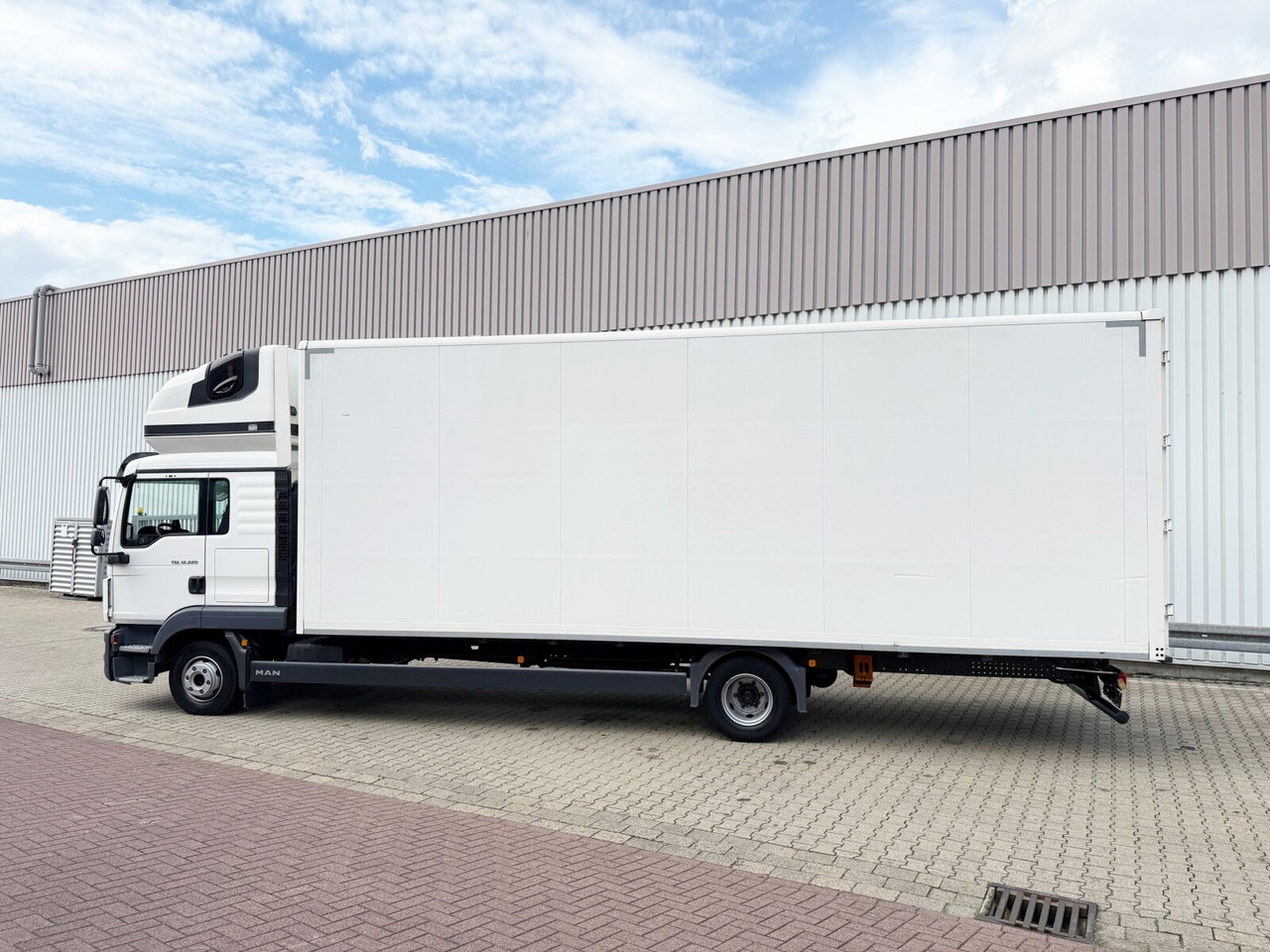 MAN TGL 12.220 4x2 BL TGL 12.220 4x2 BL, TopSleeper, Navi - Камион сандучар: слика 2 MAN TGL 12.220 4x2 BL TGL 12.220 4x2 BL, TopSleeper, Navi - Камион сандучар: слика 2
