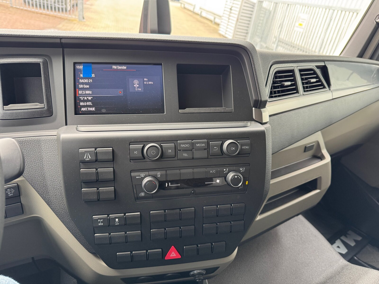 MAN TGL 8.160/190 4x2 BL CH TGL 8.160/190 4x2 BL CH - Камион со платформа: слика 3 MAN TGL 8.160/190 4x2 BL CH TGL 8.160/190 4x2 BL CH - Камион со платформа: слика 3