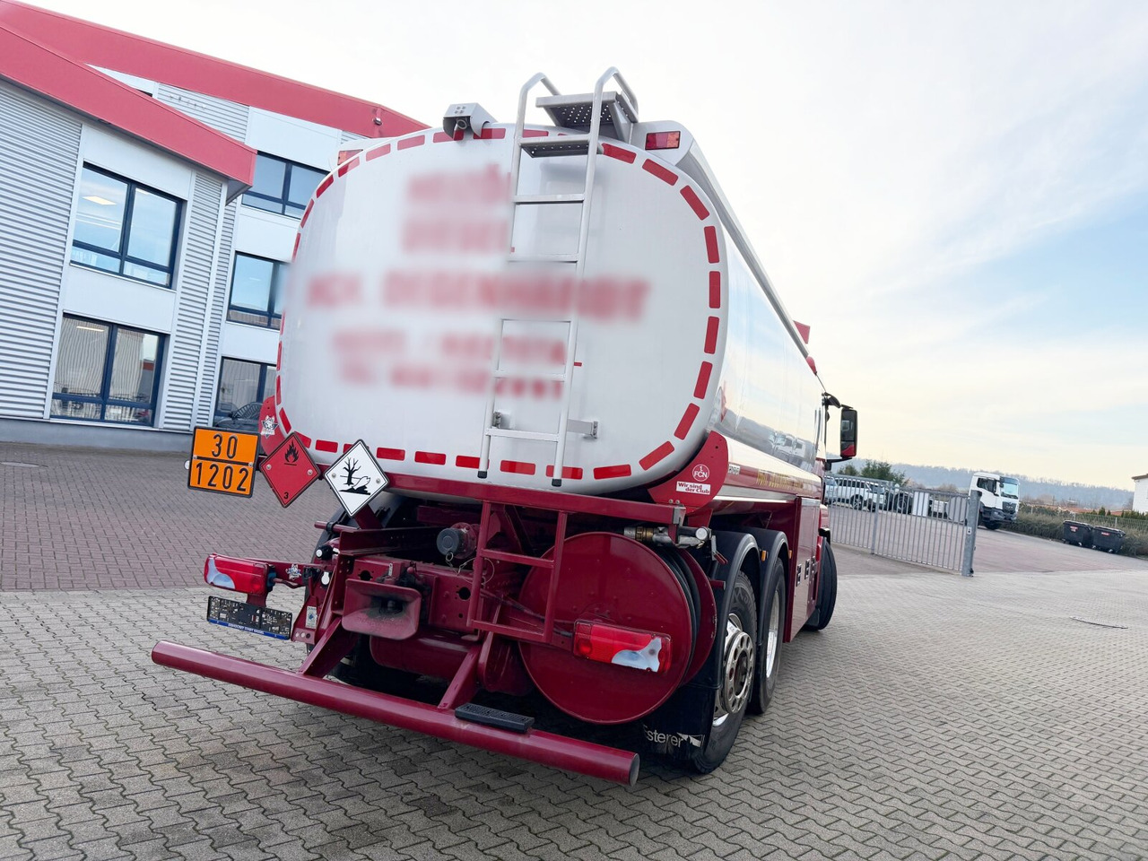 Камион цистерна MAN TGS 26.400 6x2-4 LL TGS 26.400 6x2-4 LL, Lenk-/Lift, Navi, ADR, Esterer Tank ca. 19270l, 2 Kammern, Funk: слика 12