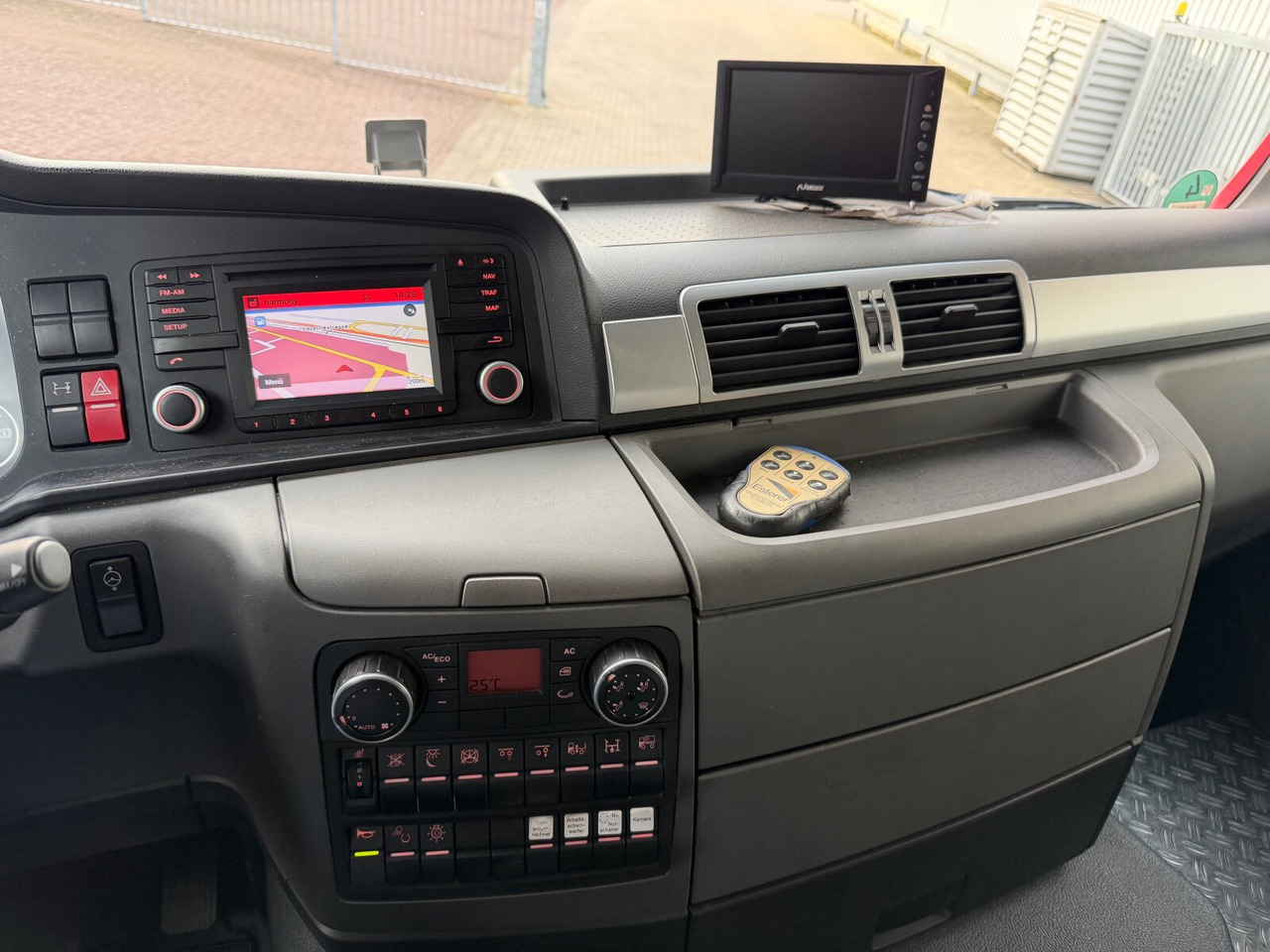 Камион цистерна MAN TGS 26.400 6x2-4 LL TGS 26.400 6x2-4 LL, Lenk-/Lift, Navi, ADR, Esterer Tank ca. 19270l, 2 Kammern, Funk: слика 7