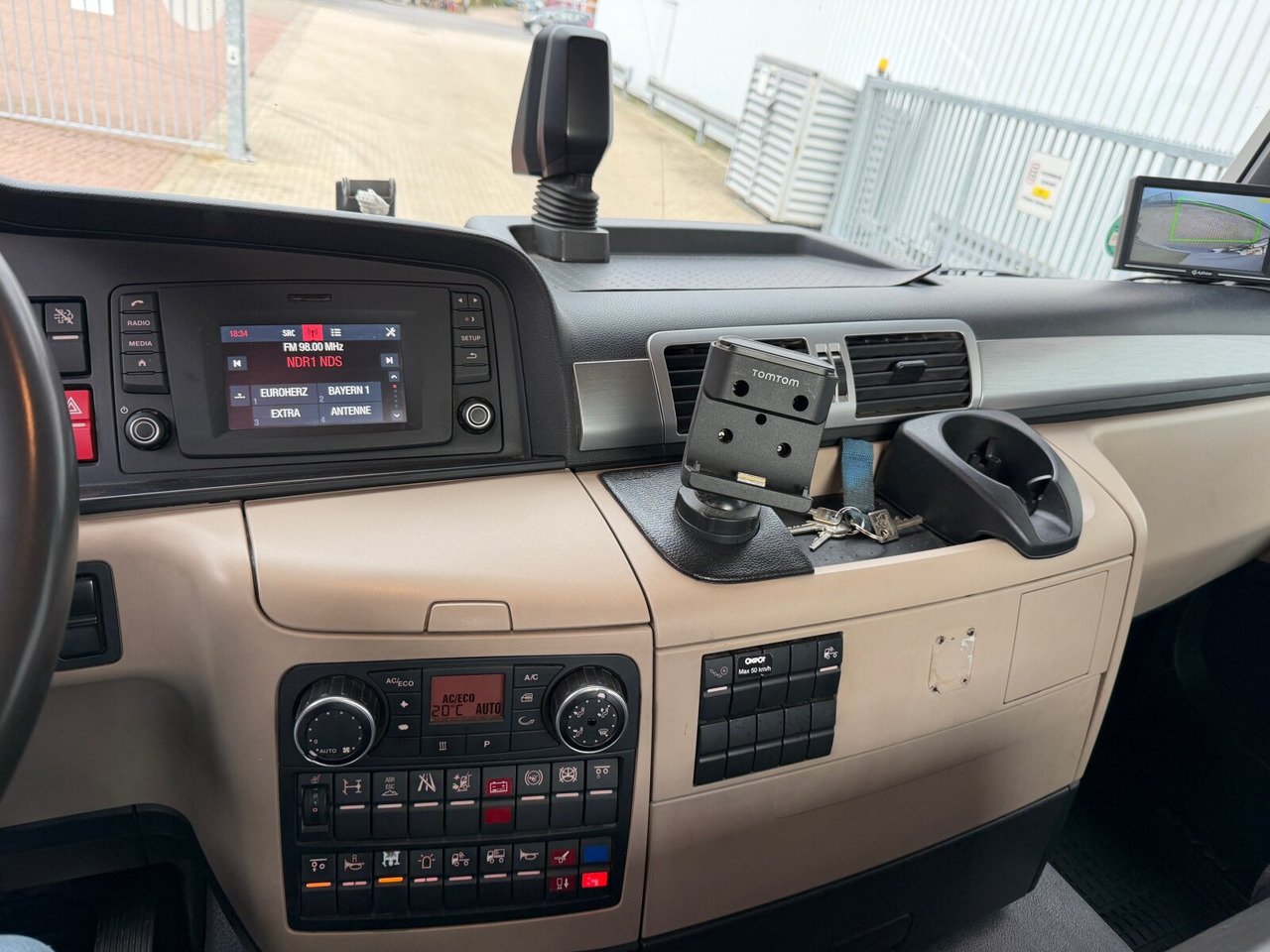 MAN TGS 26.420 6X2/4 BL TGS 26.420 6X2/4 BL, Intarder, Vorlauflenk-/lift, Tele-Absetzer, Funk - Камион за подигање контејнери: слика 4 MAN TGS 26.420 6X2/4 BL TGS 26.420 6X2/4 BL, Intarder, Vorlauflenk-/lift, Tele-Absetzer, Funk - Камион за подигање контејнери: слика 4