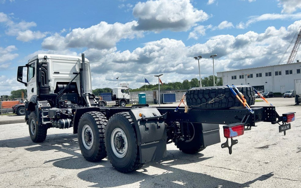 MAN TGS 33.440 6x6 BB CH TGS 33.440 6x6 BB CH, Euro2, Einzelbereifung - Камион со кабинска шасија: слика 4 MAN TGS 33.440 6x6 BB CH TGS 33.440 6x6 BB CH, Euro2, Einzelbereifung - Камион со кабинска шасија: слика 4