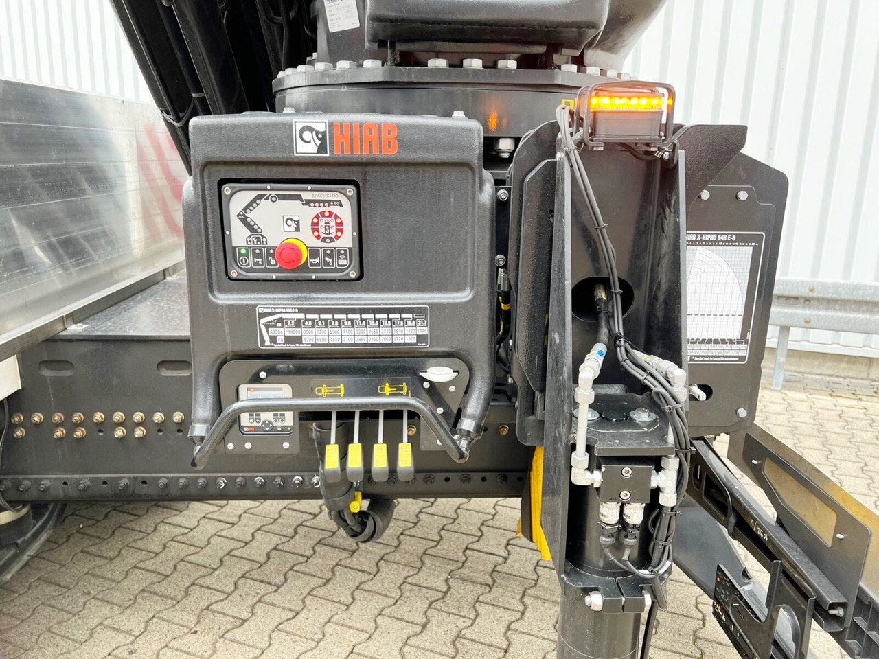 MAN TGX 26.510 6x2-4 LL CH TGX 26.510 6x2-4 LL, Kran Hiab X-HiPro 548 E-8, Lenk-/Liftachse, TwistLock 20Fuß, Funk, Retarder - Камион со кран, Камион со платформа: слика 3 MAN TGX 26.510 6x2-4 LL CH TGX 26.510 6x2-4 LL, Kran Hiab X-HiPro 548 E-8, Lenk-/Liftachse, TwistLock 20Fuß, Funk, Retarder - Камион со кран, Камион со платформа: слика 3