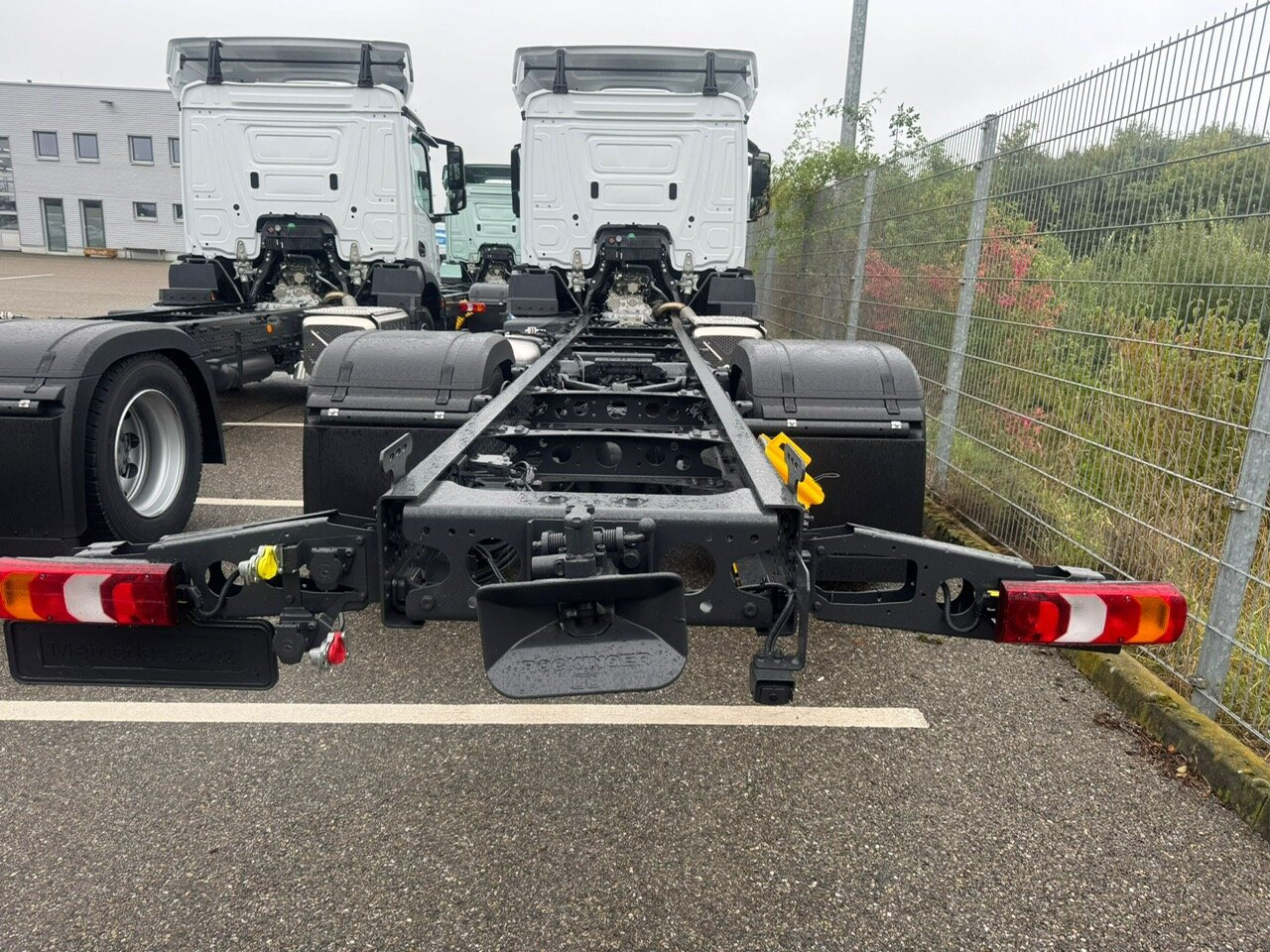 Mercedes-Benz Actros 1827/30 L 4x2 Actros 1827/30 L 4x2, Gardine, LBW - Камион со платформа: слика 2 Mercedes-Benz Actros 1827/30 L 4x2 Actros 1827/30 L 4x2, Gardine, LBW - Камион со платформа: слика 2