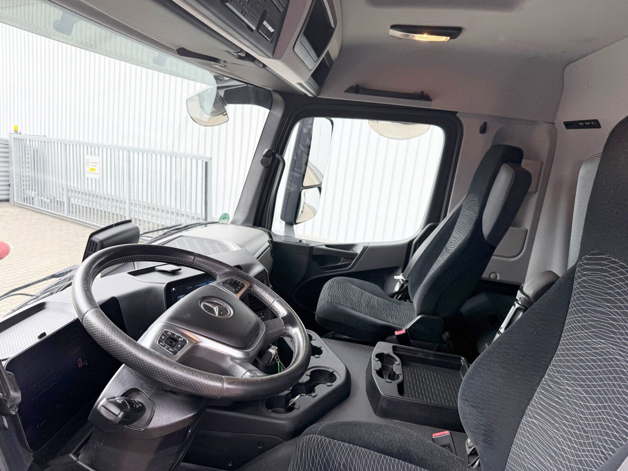 Mercedes-Benz Actros 1832 L 4x2 Actros 1832 L 4x2, Navi, MultimediaCockpit, Funk - Камион за подигање контејнери: слика 4 Mercedes-Benz Actros 1832 L 4x2 Actros 1832 L 4x2, Navi, MultimediaCockpit, Funk - Камион за подигање контејнери: слика 4