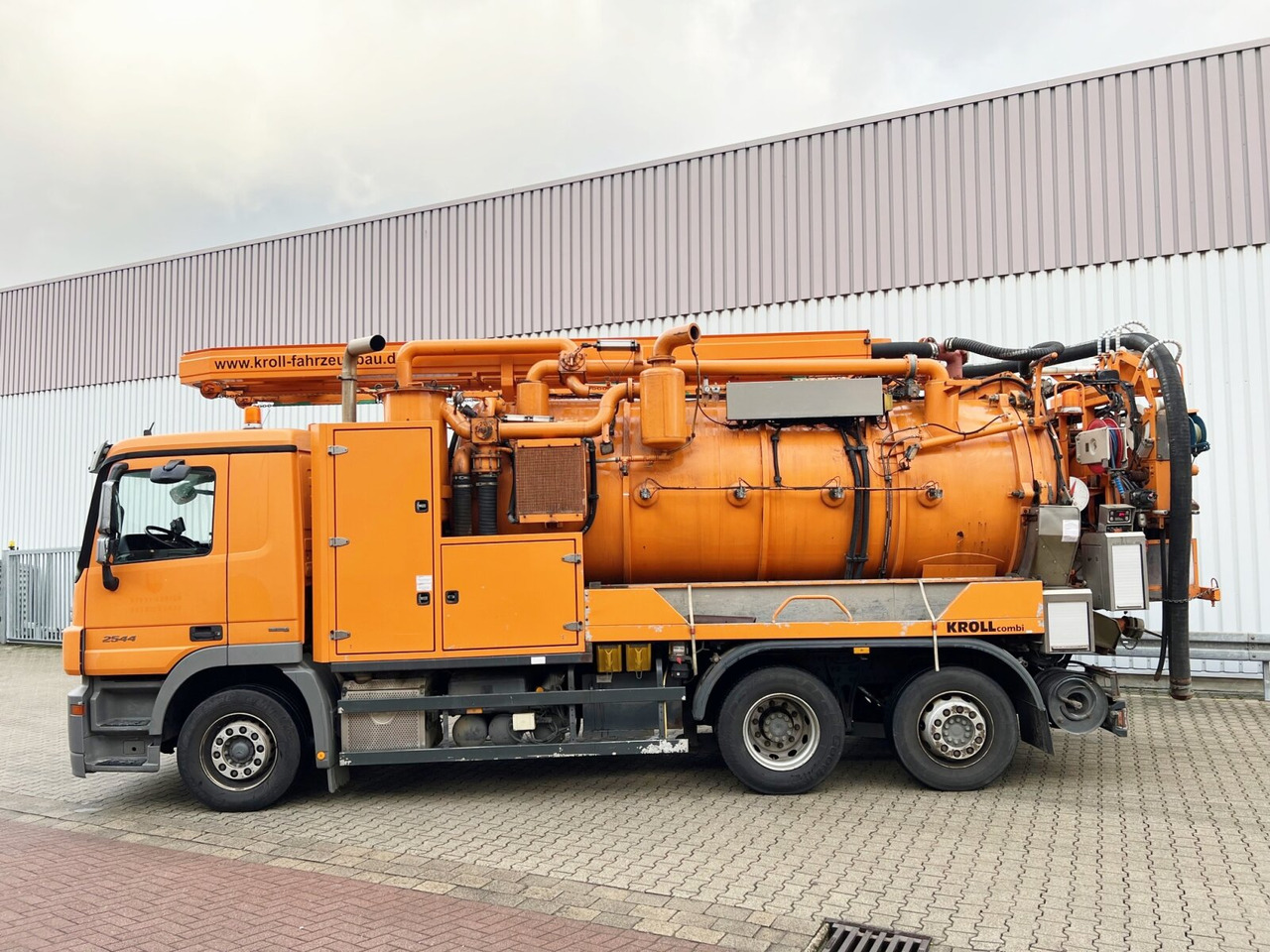 Mercedes-Benz Actros 2544 L 6x2 Actros 2544 L 6x2, Lenkachse, Kroll Saug-/Spülwagen ca. 12m³, Funk - Вакуумски камион: слика 3 Mercedes-Benz Actros 2544 L 6x2 Actros 2544 L 6x2, Lenkachse, Kroll Saug-/Spülwagen ca. 12m³, Funk - Вакуумски камион: слика 3