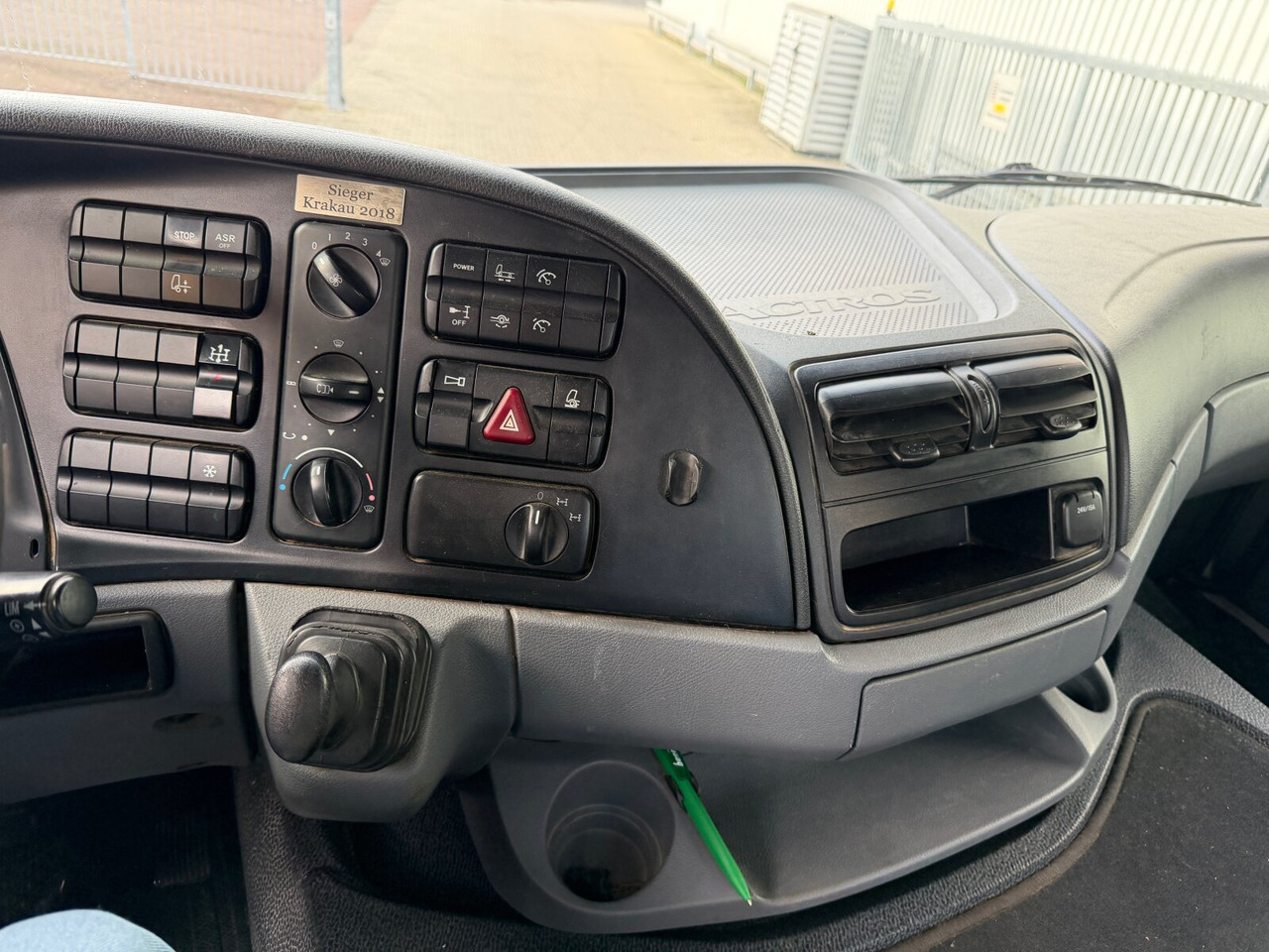 Mercedes-Benz Actros 2644 L 6x4 Actros 2644 L 6x4 - Камион со кука за подигање: слика 4 Mercedes-Benz Actros 2644 L 6x4 Actros 2644 L 6x4 - Камион со кука за подигање: слика 4