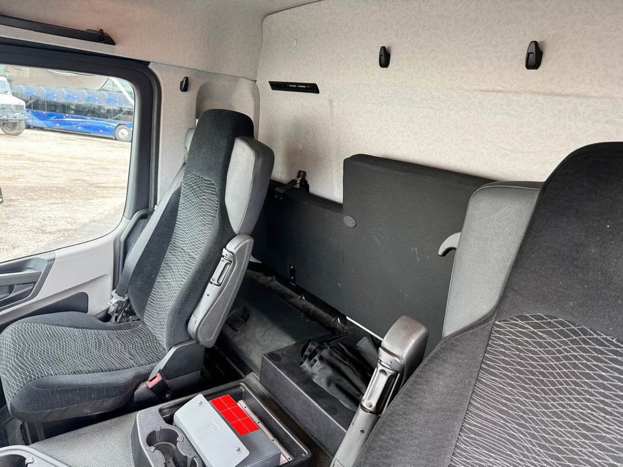 Mercedes-Benz Antos 1833 L nR 4x2 Antos 1833 L nR 4x2, Retarder, Bi-Xenon, Volumer, Edscha, Dautel LBW - Камион со платформа: слика 2 Mercedes-Benz Antos 1833 L nR 4x2 Antos 1833 L nR 4x2, Retarder, Bi-Xenon, Volumer, Edscha, Dautel LBW - Камион со платформа: слика 2