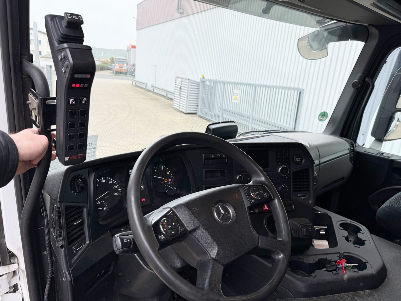 Mercedes-Benz Antos 2536 L 6x2 Antos 2536 L 6x2, Liftachse, Hiab XR 21S61 bis 7 m Container - Камион со кука за подигање: слика 4 Mercedes-Benz Antos 2536 L 6x2 Antos 2536 L 6x2, Liftachse, Hiab XR 21S61 bis 7 m Container - Камион со кука за подигање: слика 4