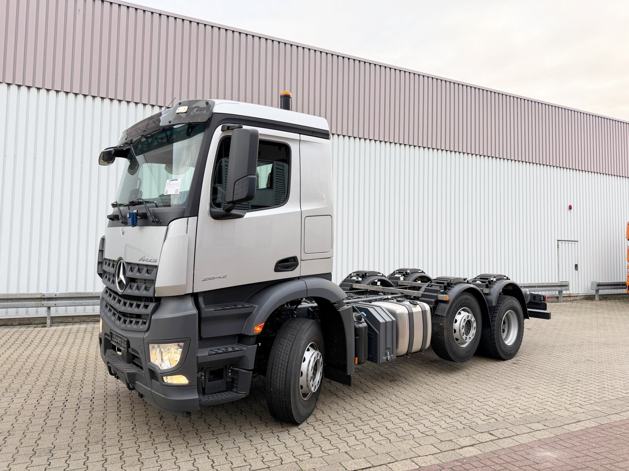 Mercedes-Benz Arocs 2542 L 6x2/4 Arocs 2542/45 L 6x2/4, Vorlauflenk-/liftachse, Navi, MultimediaCockpit - Камион со кабинска шасија: слика 1 Mercedes-Benz Arocs 2542 L 6x2/4 Arocs 2542/45 L 6x2/4, Vorlauflenk-/liftachse, Navi, MultimediaCockpit - Камион со кабинска шасија: слика 1
