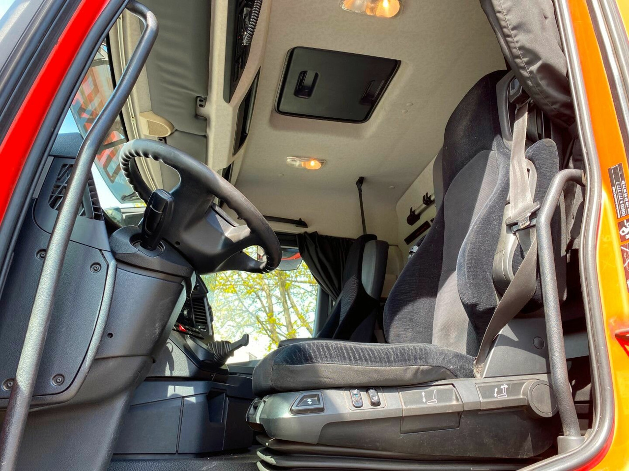 Interior photo 1: Камион со кран, Камион со платформа Mercedes-Benz Arocs 2545 L/6x2/4 Arocs 2545 L/6x2/4, Atlas Kran, 145.2-A19 VB, 9,4m-1.51 to, Lenkachse, entlastbar, Retarder, Klima, Interior photo 1: Камион со кран, Камион со платформа Mercedes-Benz Arocs 2545 L/6x2/4 Arocs 2545 L/6x2/4, Atlas Kran, 145.2-A19 VB, 9,4m-1.51 to, Lenkachse, entlastbar, Retarder, Klima,